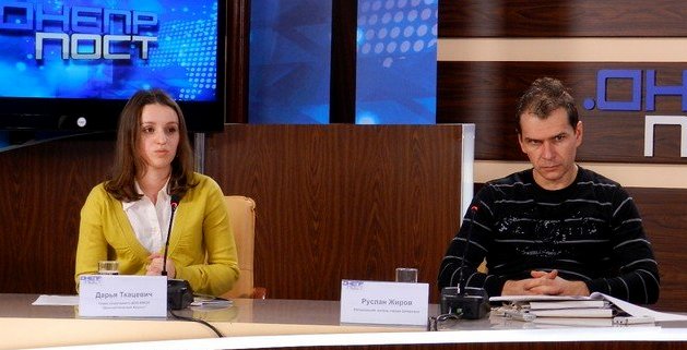 Зліва - членкиня Дніпропетровського партосередку Демократичного Альянсу Дар’я Ткацевич, зправа - позивач в справі, котра ще затягується Руслан Жиров