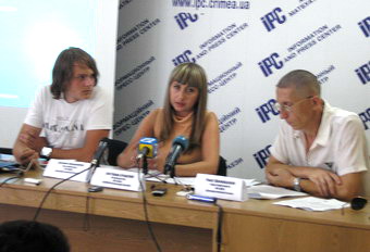 Зліва направо: член правління КРО 