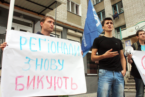 Дмитро Ткачук виголошує промову
